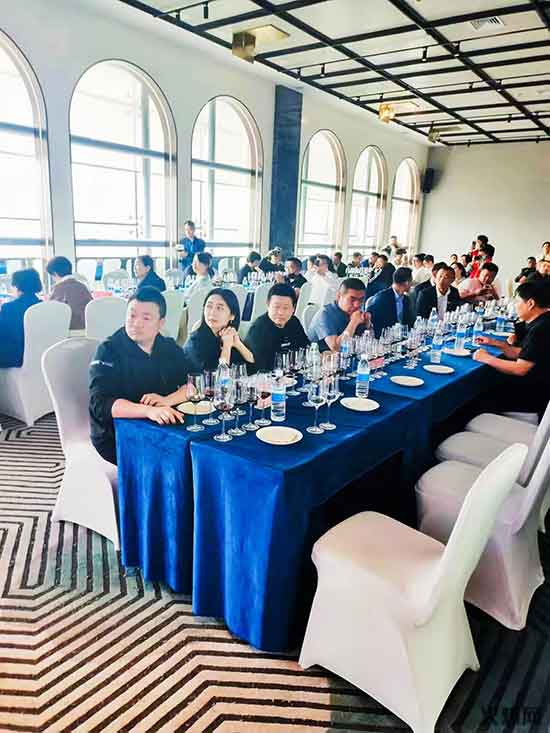 新疆焉耆盆地葡萄酒產(chǎn)業(yè)推介會在成都成功召開 新疆焉耆盆地葡萄酒產(chǎn)業(yè)推介會在成都成功召開